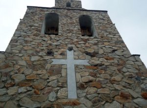 El campanario de la iglesia de Monsagro luce una nueva cruz de mármol.