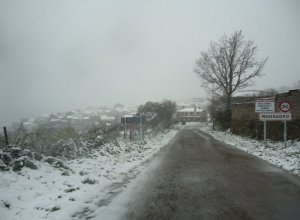 Un manto de nieve cubre la localidad de Monsagro