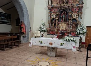 La parroquia de San Julián de Monsagro, ataviada floralmente para recibir al Santísimo.