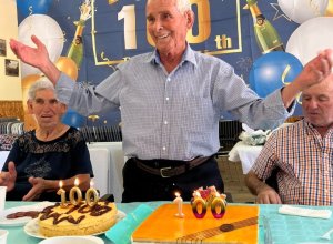 Gerardo cumple cien años y Encarna 91 rodeados del cariño de su família.
